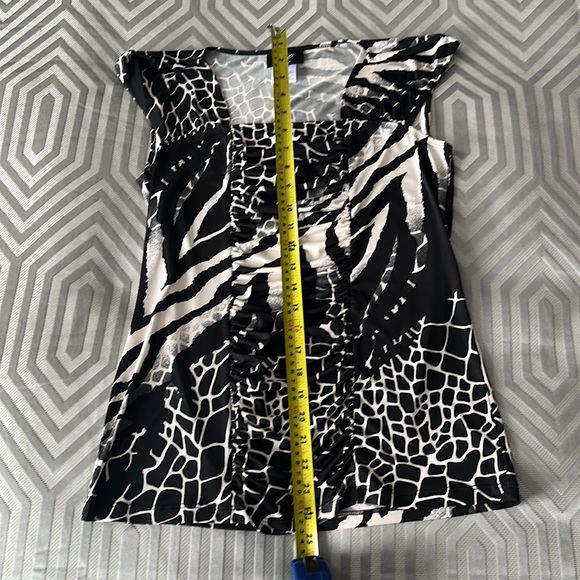 Black and white sleeveless top. - Picture 6 of 7